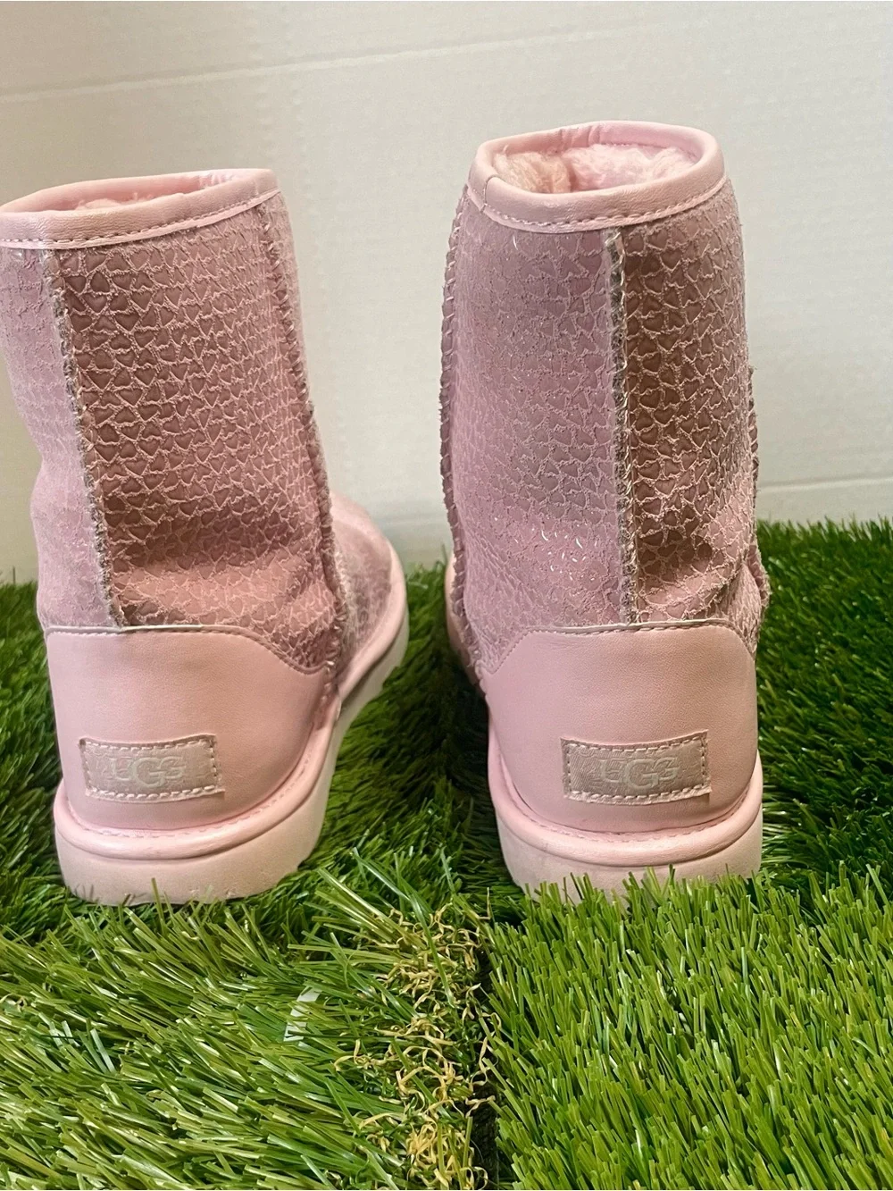 UGG Kids Classic II Gel Hearts Pink Boots Size 5 Girls 1143730K